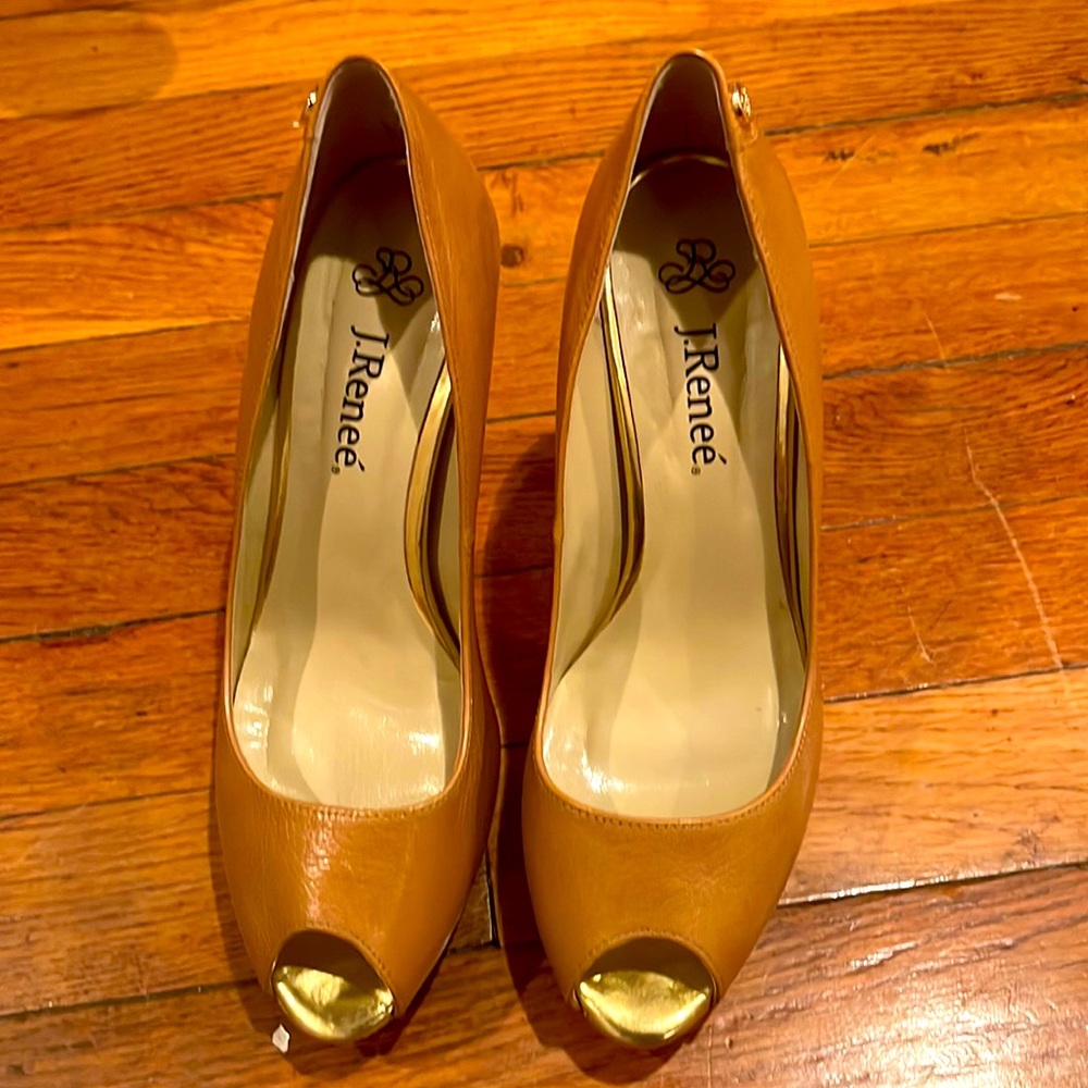 Open toe leather pump w pattern on heel